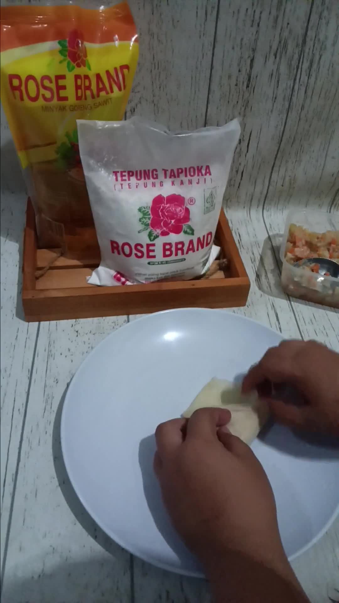 Foto langkah ke 11 dari resep Risoles rogout sayur lipat amplop dan segitiga.