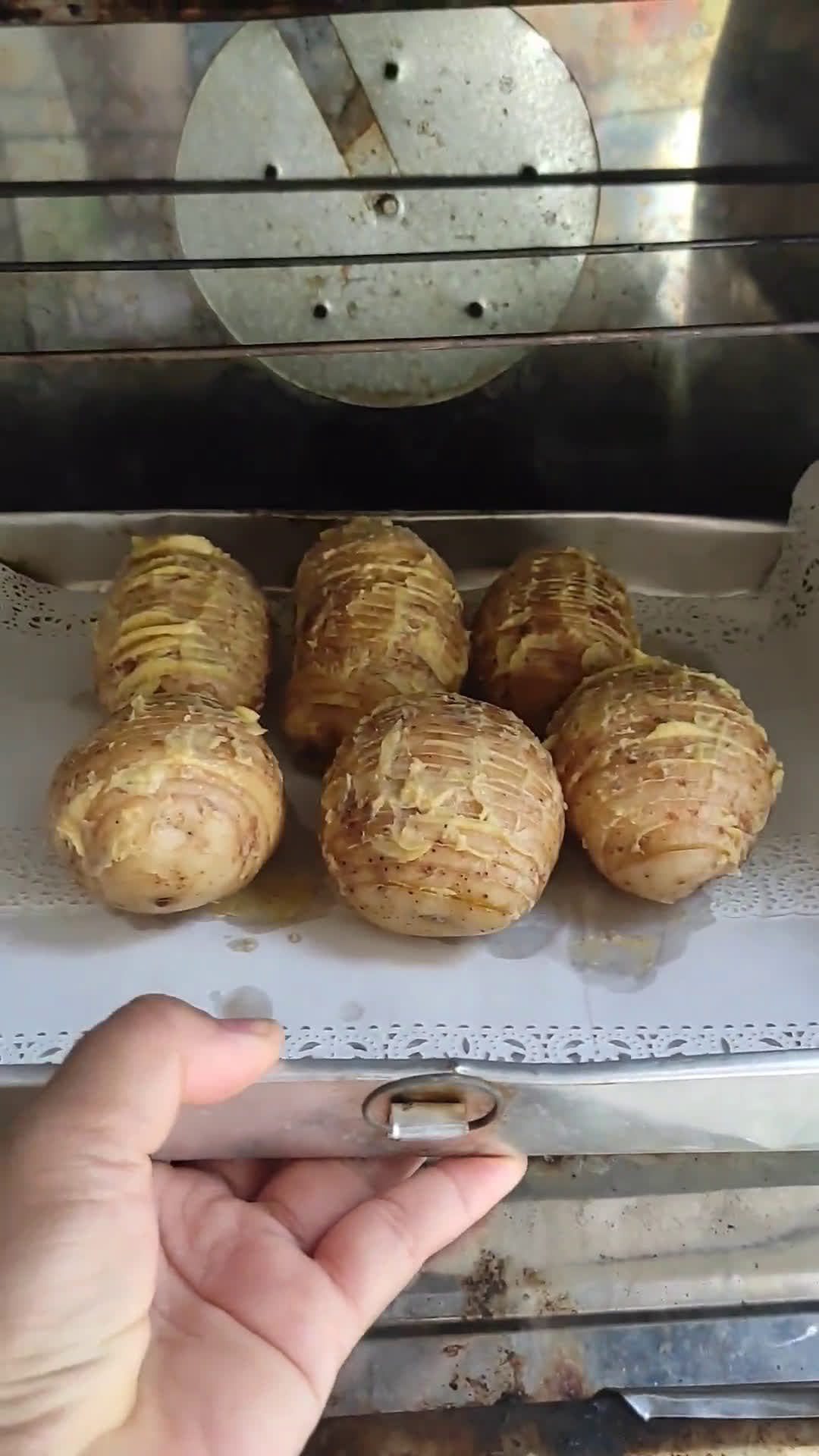 Foto langkah ke 5 dari resep Hasselback Potatoes.