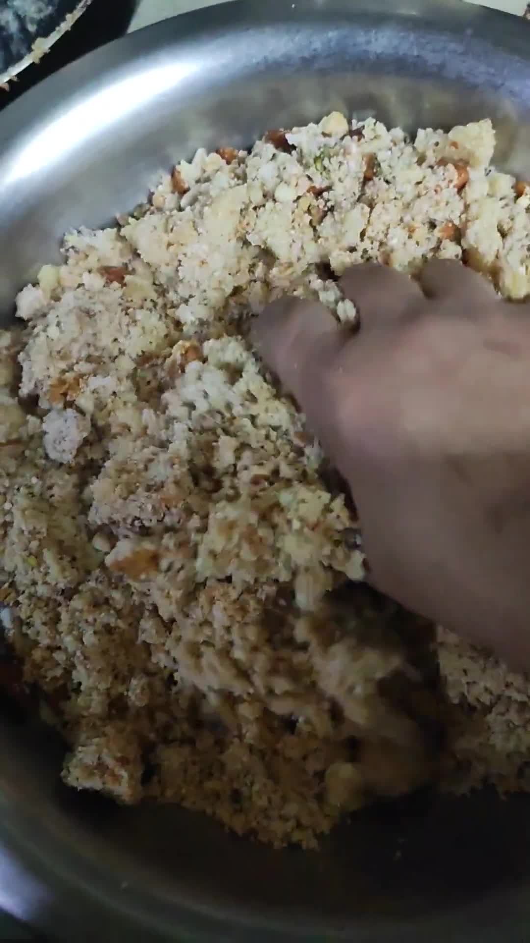 गोंद मक़्का आटा लङ्डू (Gond makka aata laddu recipe in Hindi) रेसिपी चरण 7 फोटो