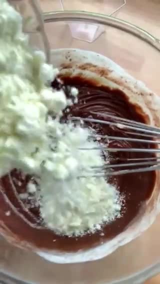 Foto del passaggio 3 della ricetta Mousse di Yogurt e Cioccolato di 3 ingredienti e senza zucchero