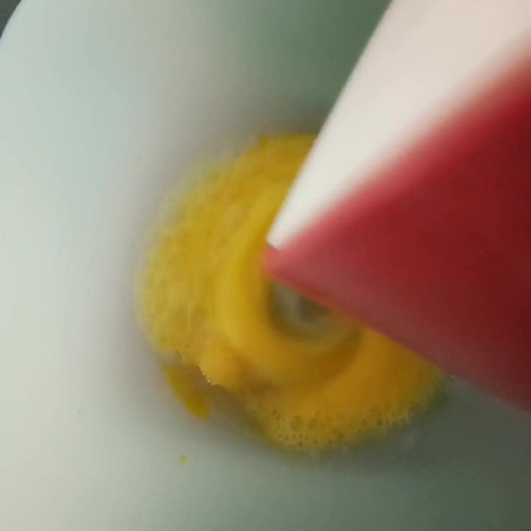 Foto langkah ke 2 dari resep Bolu Kukus Mangga.
