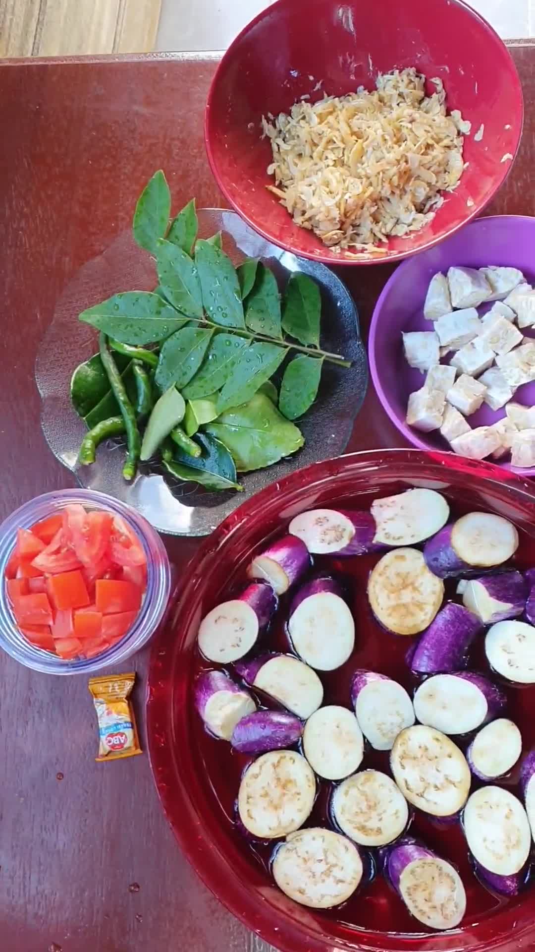 Foto langkah ke 1 dari resep Terong Ungu Tumis Rebon.