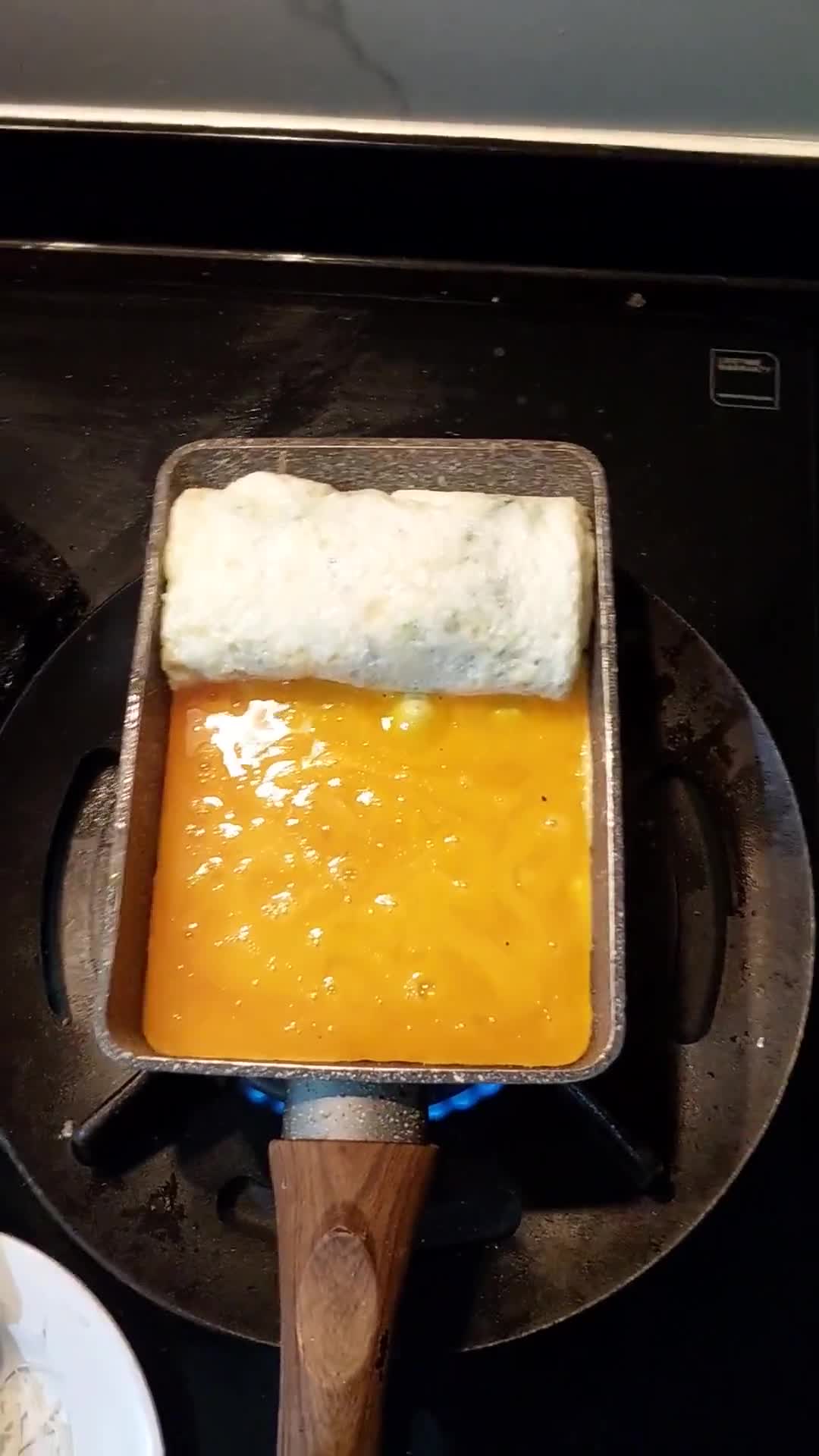 Foto langkah ke 4 dari resep Dadar Telur Gulung Isi Keju.
