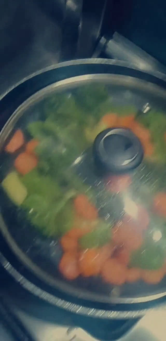 صورة لخطوة 3 من وصفة بروكلي🥦وجزر🥕🤷🏻‍♀️