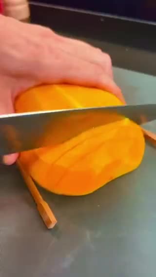 Foto del paso 1 de la receta: Calabaza asada con salsa de yogur y mantequilla de pistachos
