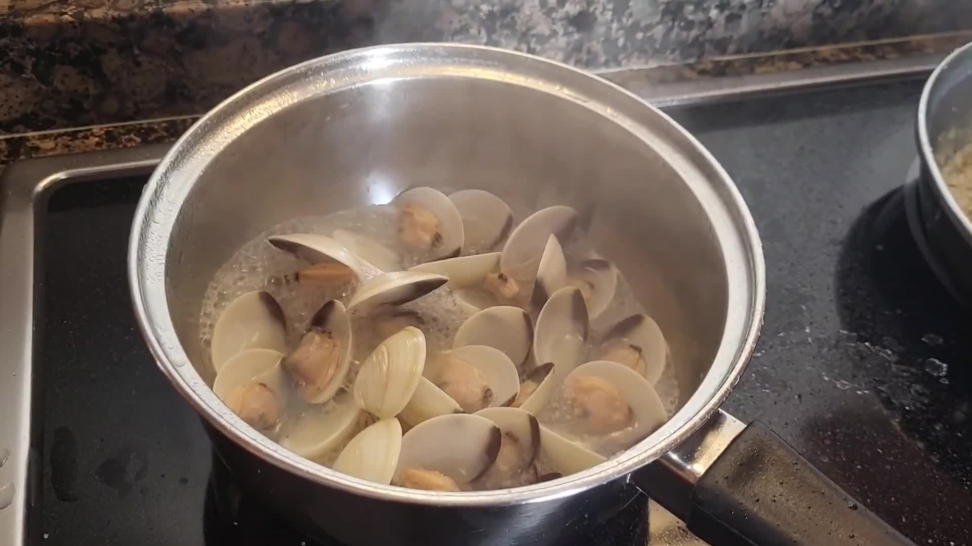 Foto del paso 8 de la receta: Cazón con almejas 😋😋