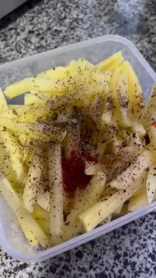 Hình bước làm 2 của món Đổi Gió Với Steak Burger và Khoai Tây Nướng Thảo Mộc