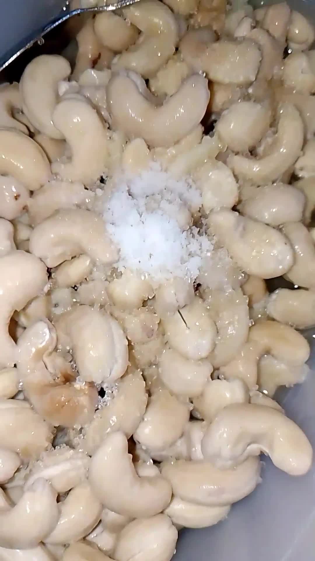 Foto langkah ke 2 dari resep Kacang Mede Goreng.