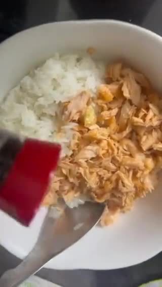 Hình bước làm 6 của món Cơm Trộn Cá Hồi Rong Biển 🍣