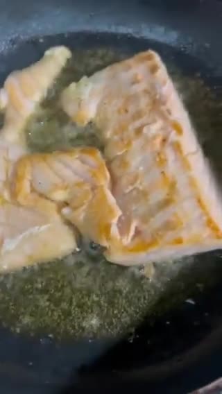 Hình bước làm 4 của món Cơm Trộn Cá Hồi Rong Biển 🍣