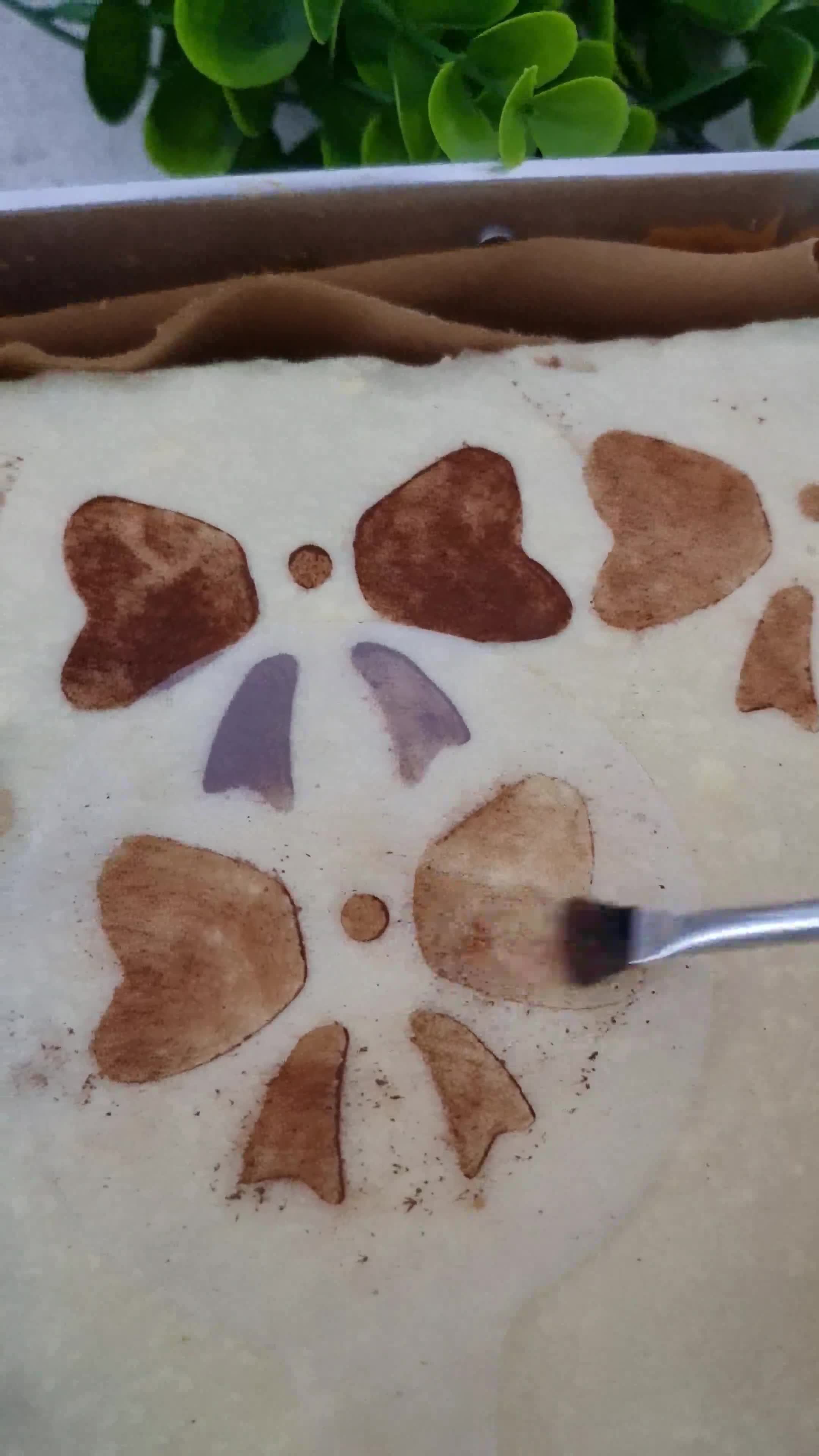 Foto langkah ke 6 dari resep Bolu Pisang Gula Palem (Hias Batik).