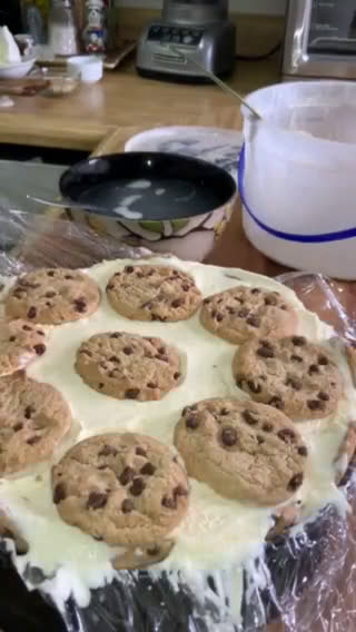 Foto del paso 6 de la receta: Pastel De Nieve de Vainilla con Galletas Chispas de Chocolate