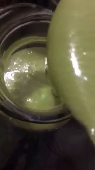 Foto langkah ke 2 dari resep Banana Wheatgrass Smoothie.