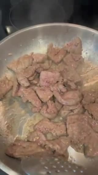 A picture of step 5 of Beef liver with grilled onions.