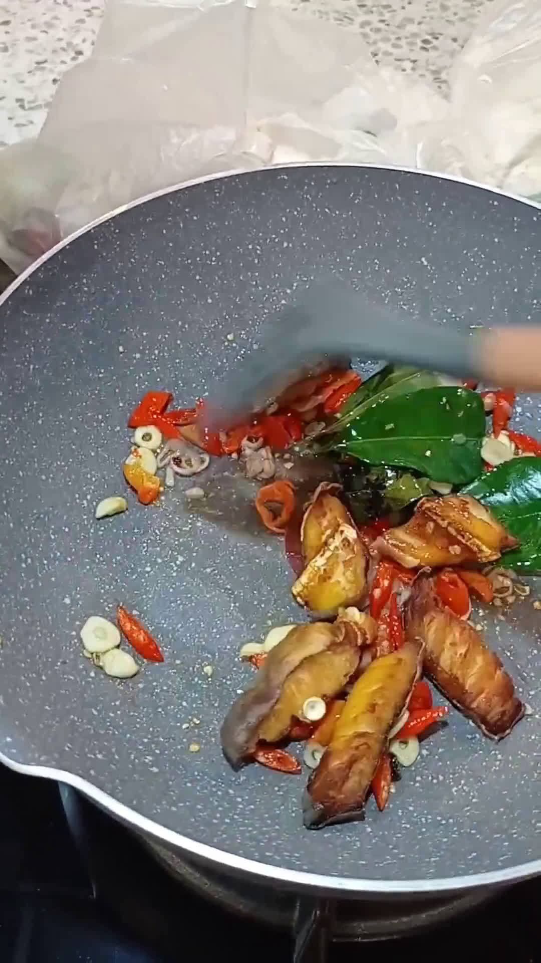 Foto langkah ke 5 dari resep Ikan asap kecap pedas.