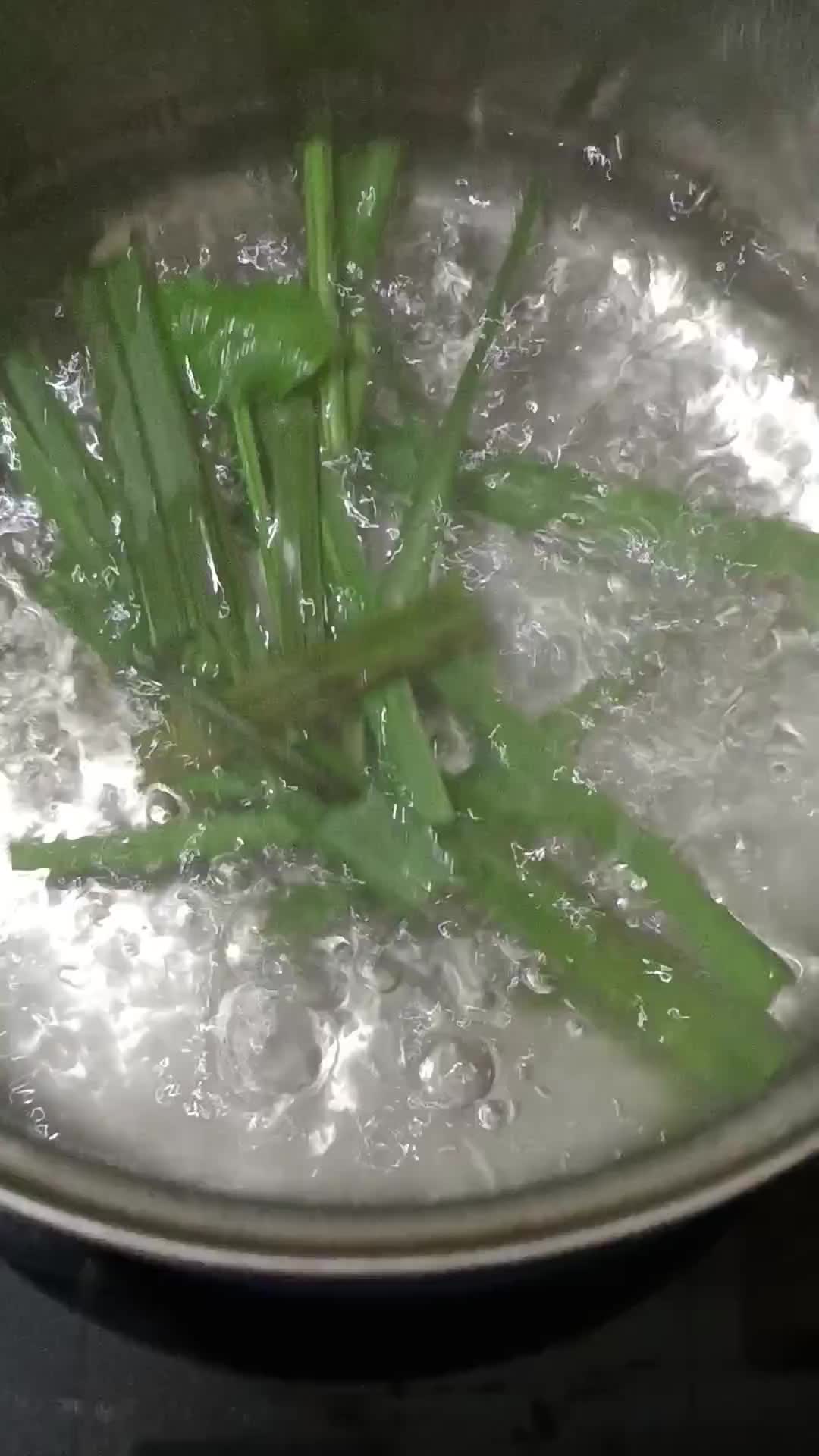 लेमनग्रास हर्बल टी (lemongrass herbal tea) रेसिपी चरण 2 फोटो