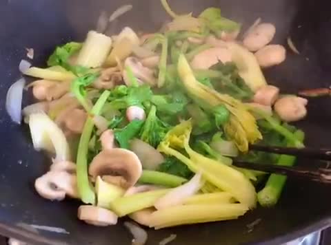 Hình bước làm 3 của món 🌱 Nấm Mỡ Xào Cần Tây (Vegan)