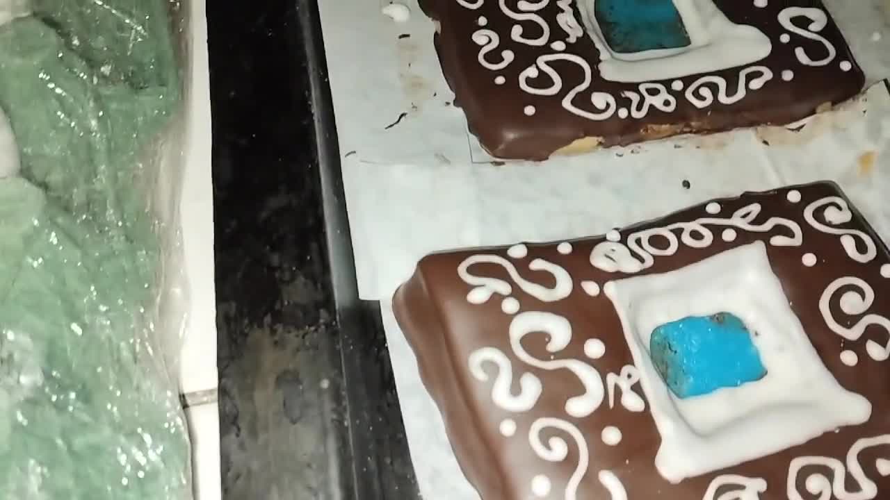 Foto del paso 10 de la receta: Mi casita de jengibre, chocolate y glasé!!🏠🎄🎄🎇