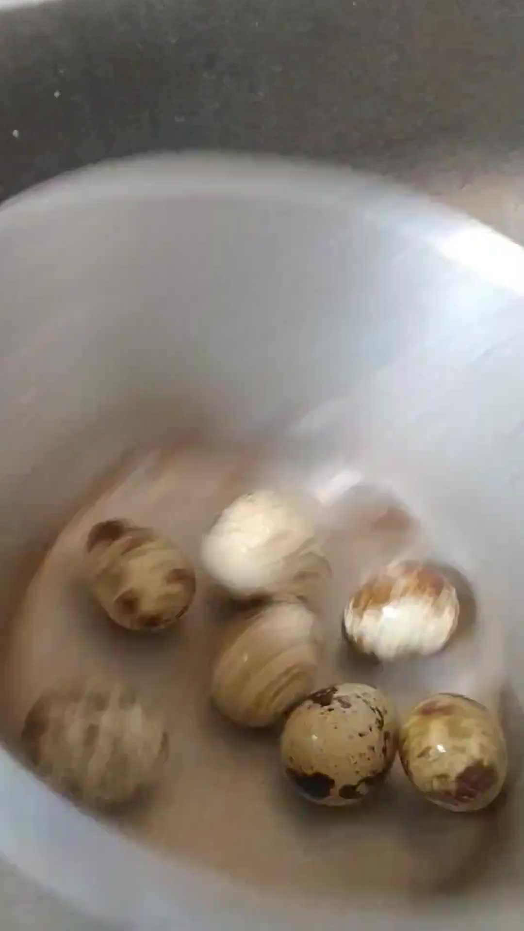 Foto langkah ke 2 dari resep Sayur Sop Telur Puyuh.