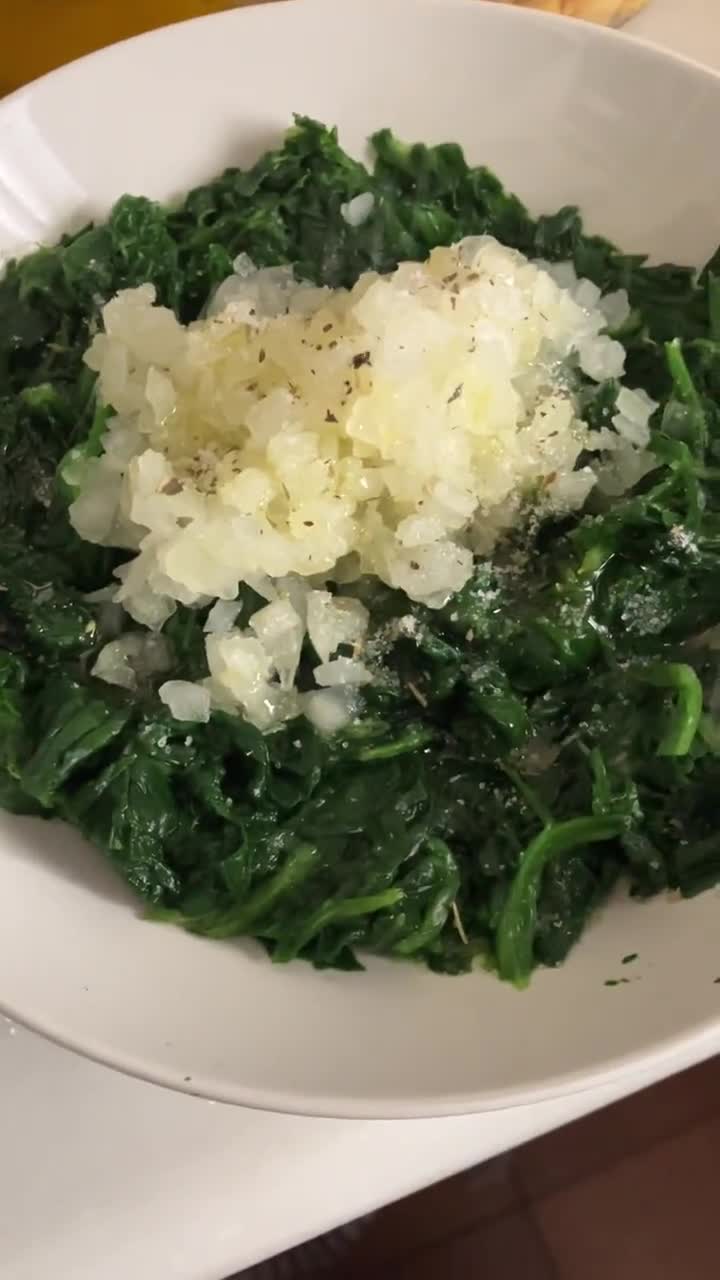 Foto del paso 4 de la receta: Potaje de garbanzos con embutido valenciano, cebolla y espinacas