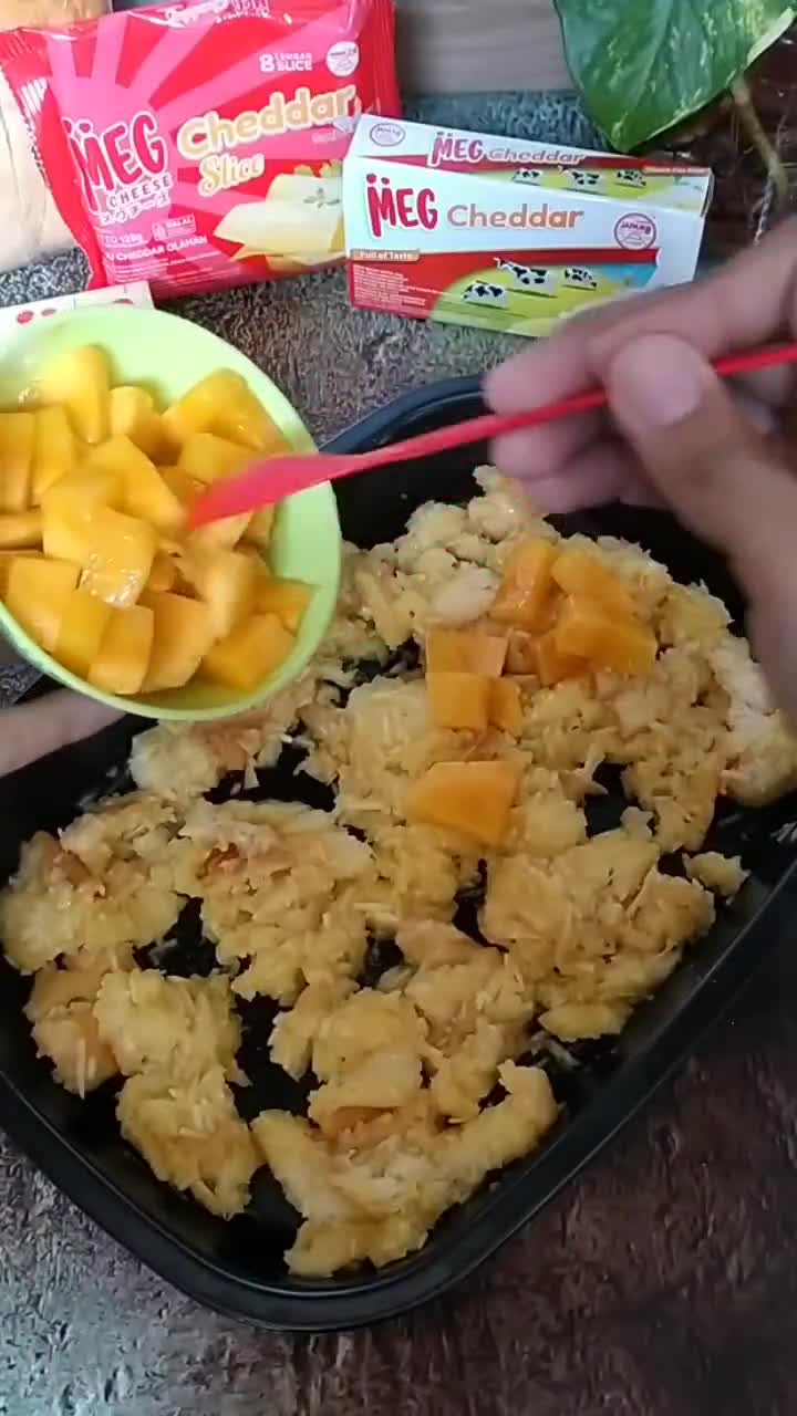 Foto langkah ke 5 dari resep Baked Cheese Mango Bread (Dengan Oven Tangkring).