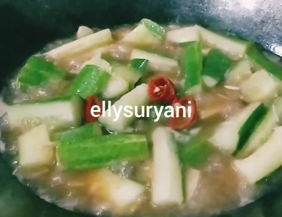 Foto langkah ke 2 dari resep Cah Bening Timun-Toge Simple Yummy.