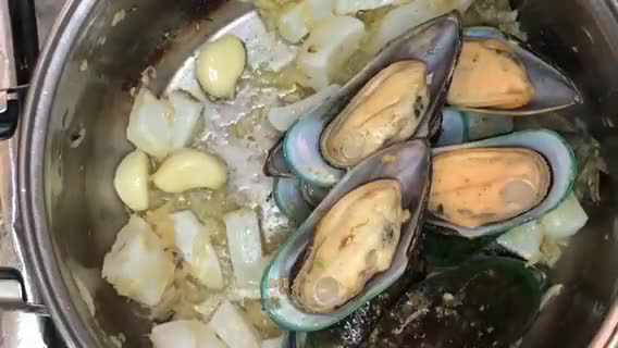 صورة لخطوة 1 من وصفة شوربة فواكه البحر