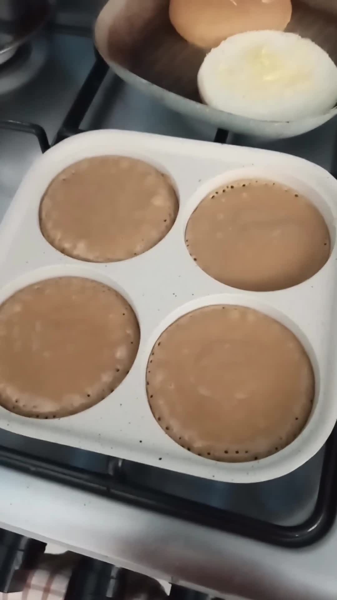 Foto langkah ke 4 dari resep Dorayaki Nutella Homemade.