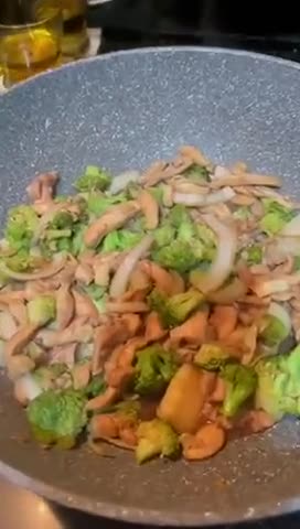 Foto langkah ke 2 dari resep Tumis ayam Teriyaki brokoli.