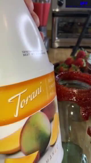 Foto del paso 4 de la receta: Smoothie de fresa escarchado con CHAMOY