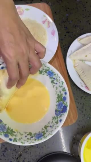 Gambar langkah 5 resipi Roti Sardin Goreng Bread Crumbs.
