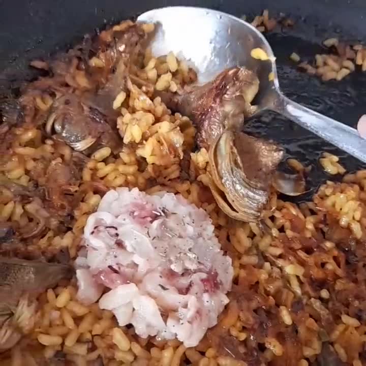 Foto del paso 11 de la receta: Arroz seco de pies de cerdo, alcachofas y pimientos del padrón
