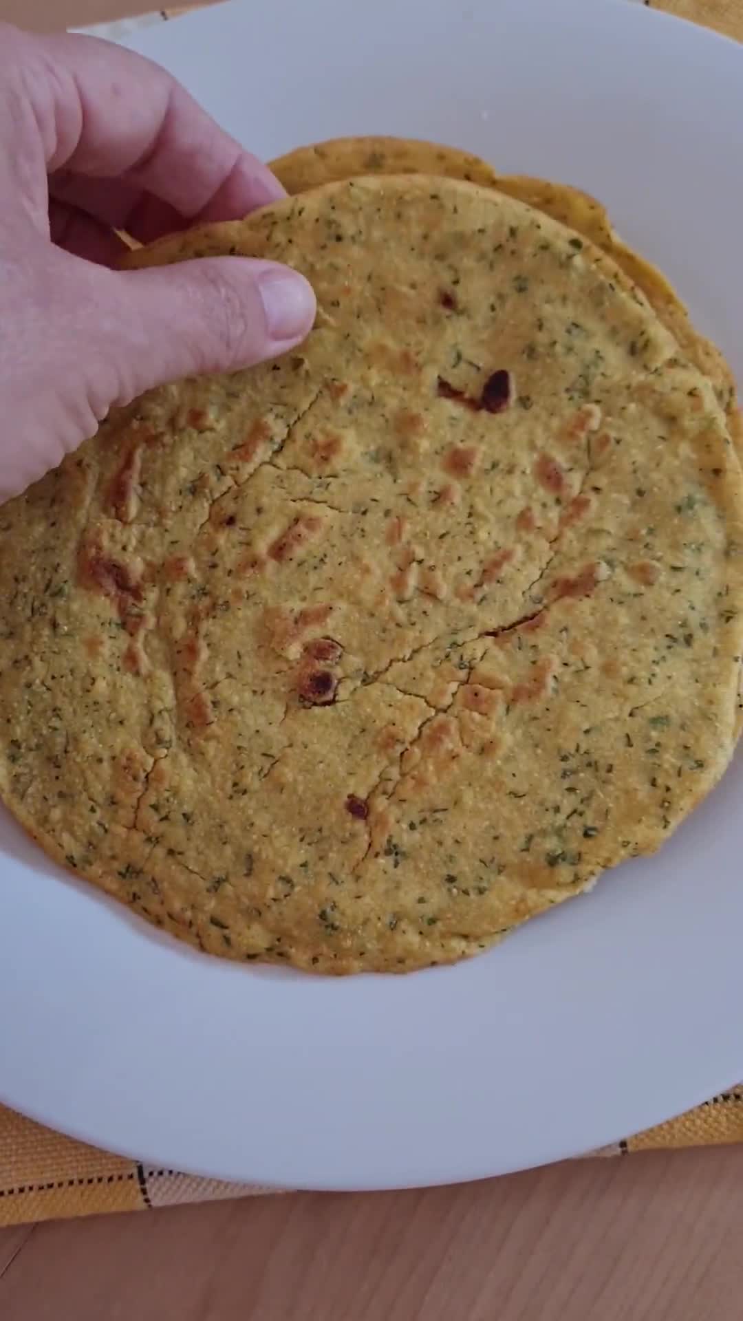 Foto del paso 3 de la receta: Tortillitas de harina de garbanzos 🌮 sin gluten