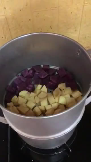 Hình bước làm 2 của món Viên khoai lang tím/vàng (sweet potato balls) ngon ngọt, giòn rụm