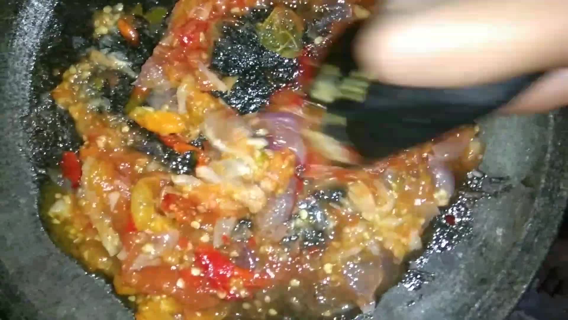 Foto langkah ke 2 dari resep Sambal tomat matang.