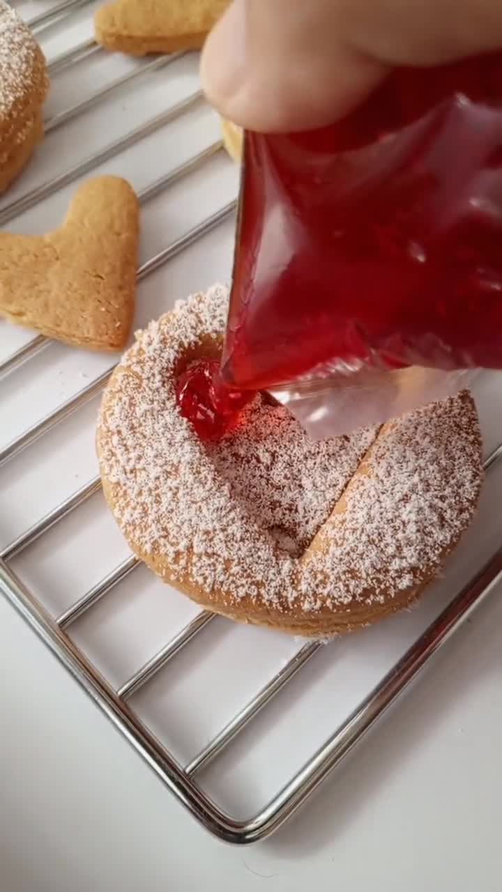 Foto langkah ke 4 dari resep Gluten Free Strawberry Cookies.