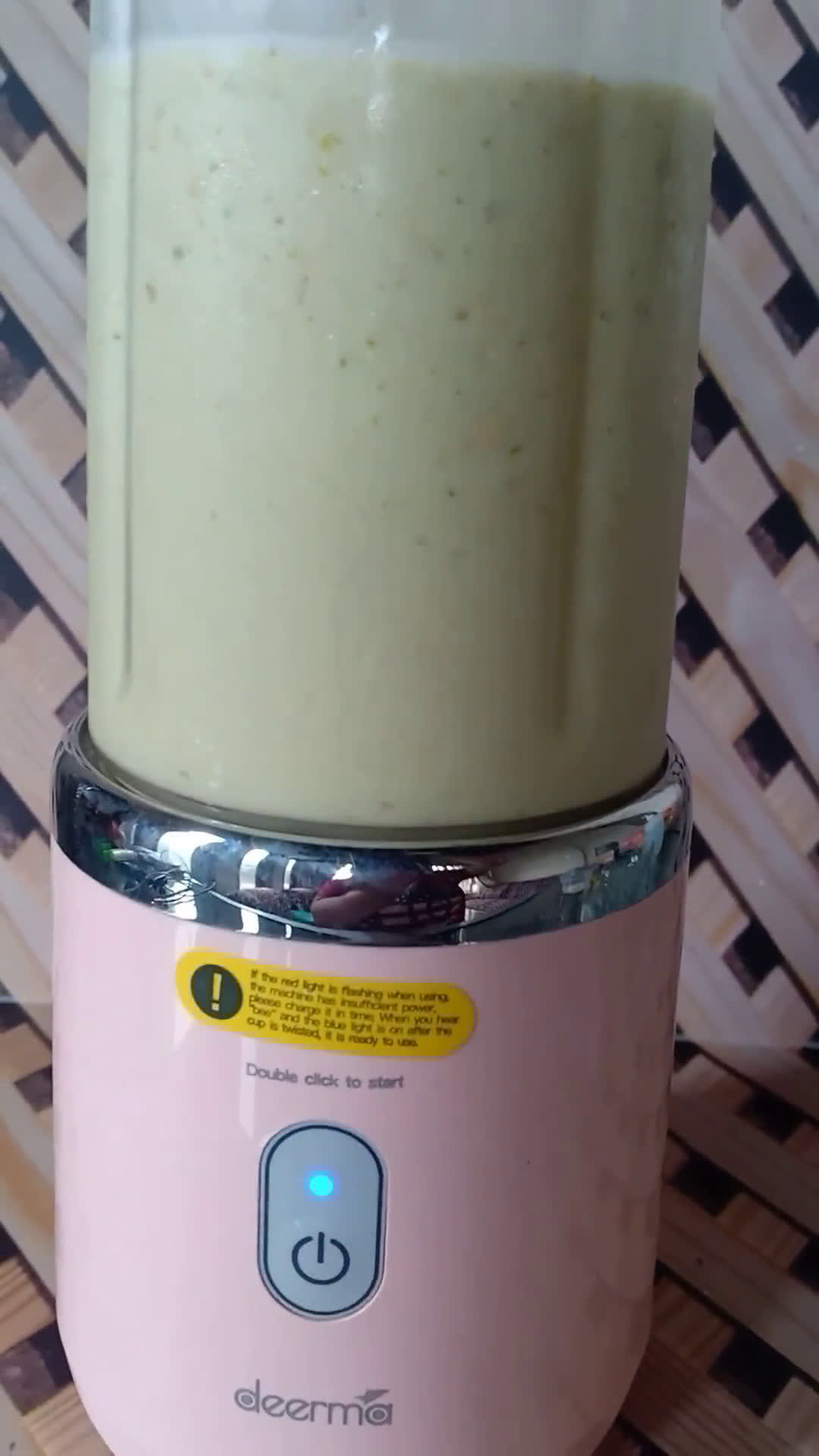 Foto langkah ke 2 dari resep Smoothies Banana Avocado.
