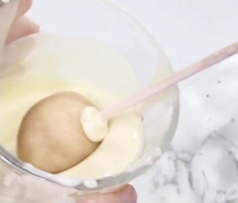 Foto del paso 3 de la receta: Piruletas de vainilla bañadas con chocolate blanco