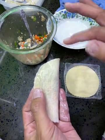 Gambar langkah 5 resipi Dumpling Ikan bersama Cendawan (Goreng dan Kukus).