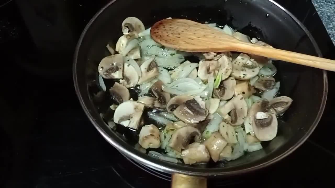 Foto del paso 2 de la receta: Gyozas en Caldo 🍲 de Sabor Oriental 🍜 🇯🇵