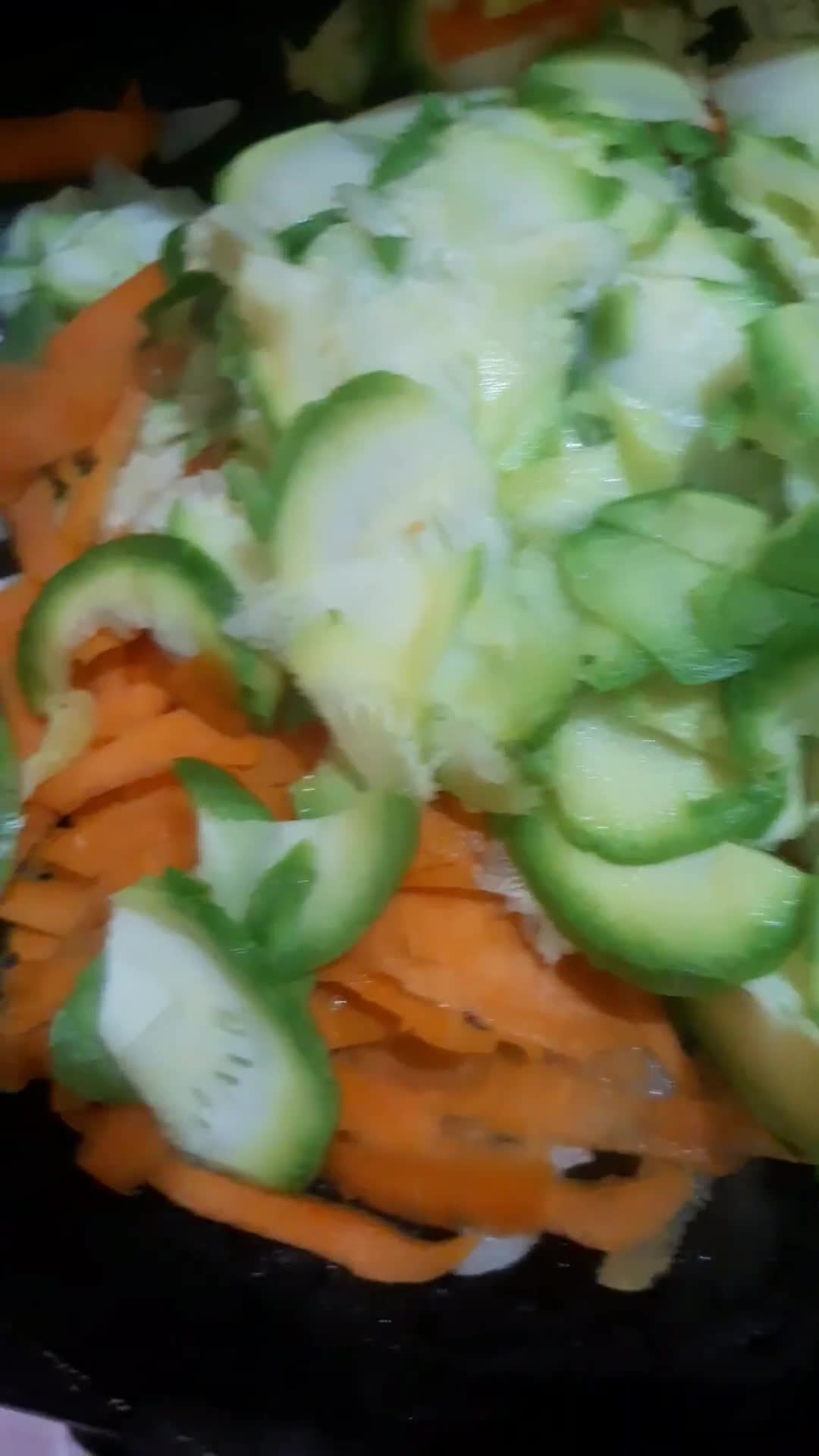 Foto del paso 2 de la receta: Tortilla de zapallitos verdes, cebolla y zanahoria