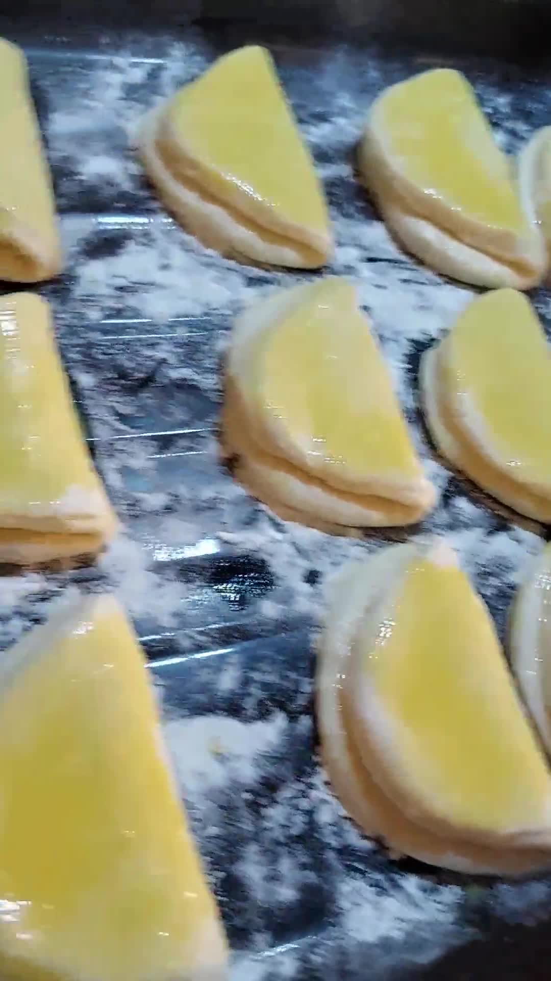 صورة لخطوة 2 من وصفة مملحات بالطون والبيض 😋