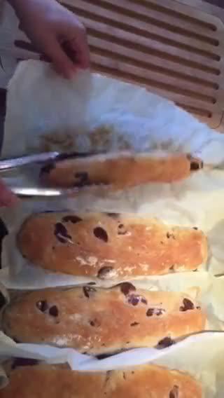 Foto del passaggio 15 della ricetta 69 • Filoni croccanti alle olive kalamata (pane senza impasto) 🇬🇷