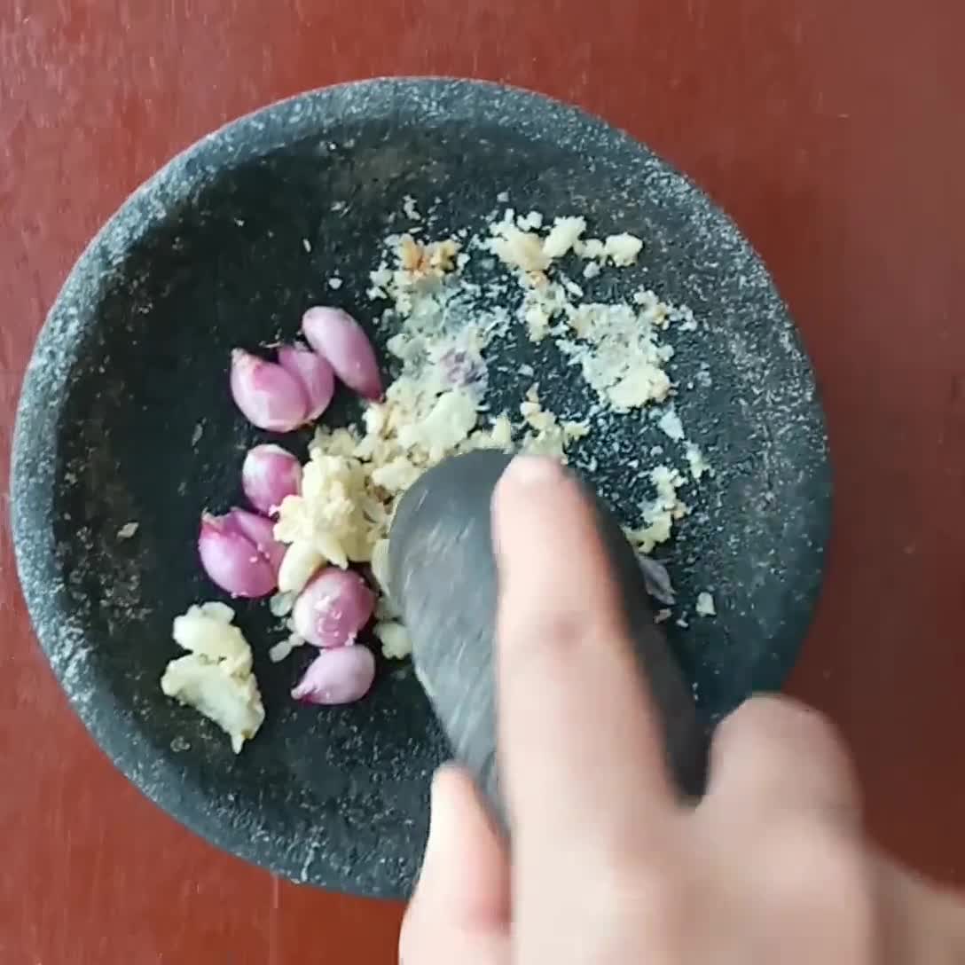 Foto langkah ke 1 dari resep Semur Telur Tahu Kentang.