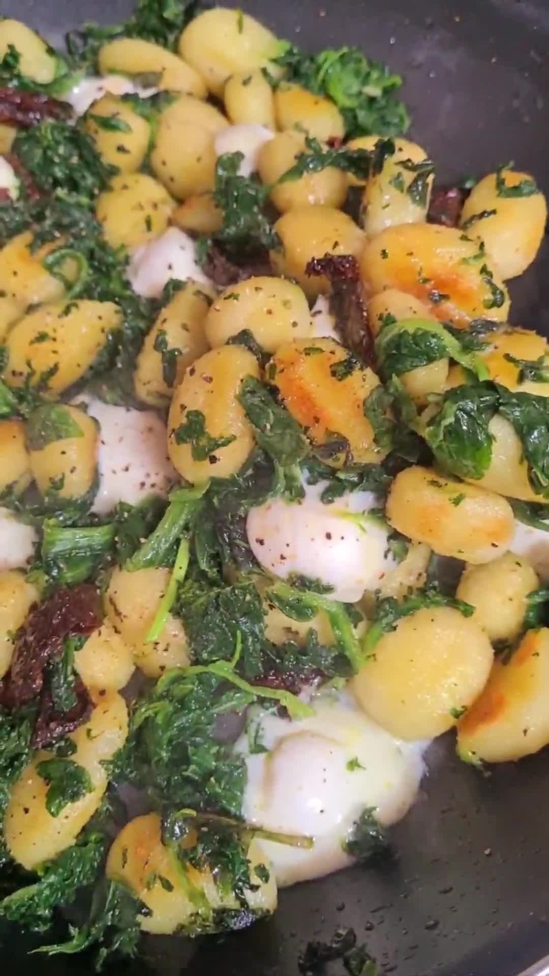 Foto del paso 3 de la receta: Ñoquis salteados con tomates secos, espinacas y queso mozzarella