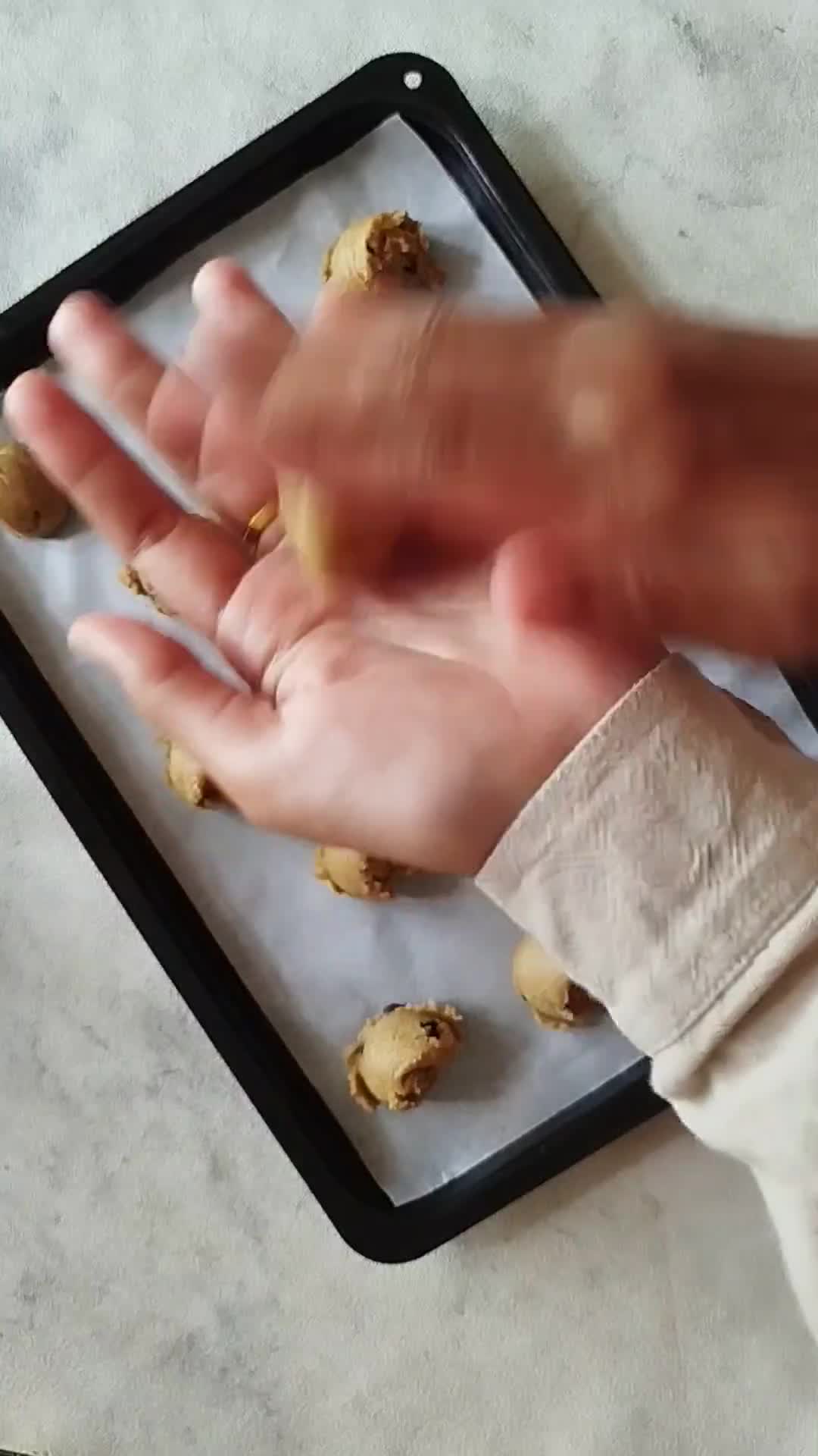 Foto langkah ke 6 dari resep Mini Chocolate Chips Cookies ala Famous Amos.