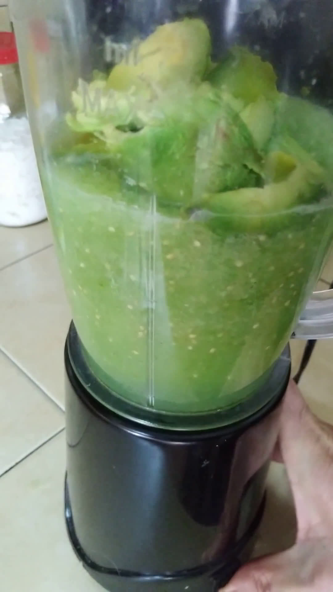 Foto del paso 5 de la receta: Salsa verde con aguacate