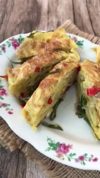Foto langkah ke 5 dari resep Telur Dadar Daun Jeruk.