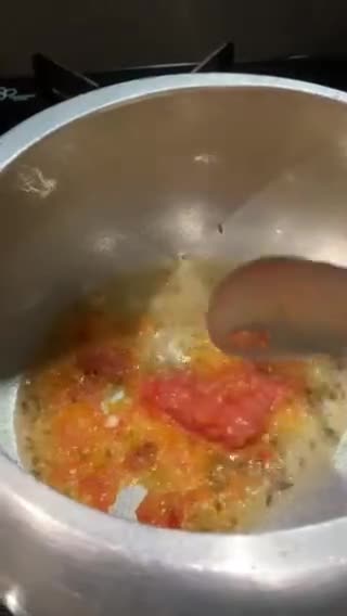 कुकर वाली गोभी (बिना प्याज़ लहसुन) (Cooker wali gobhi recipe in hindi) रेसिपी चरण 4 फोटो