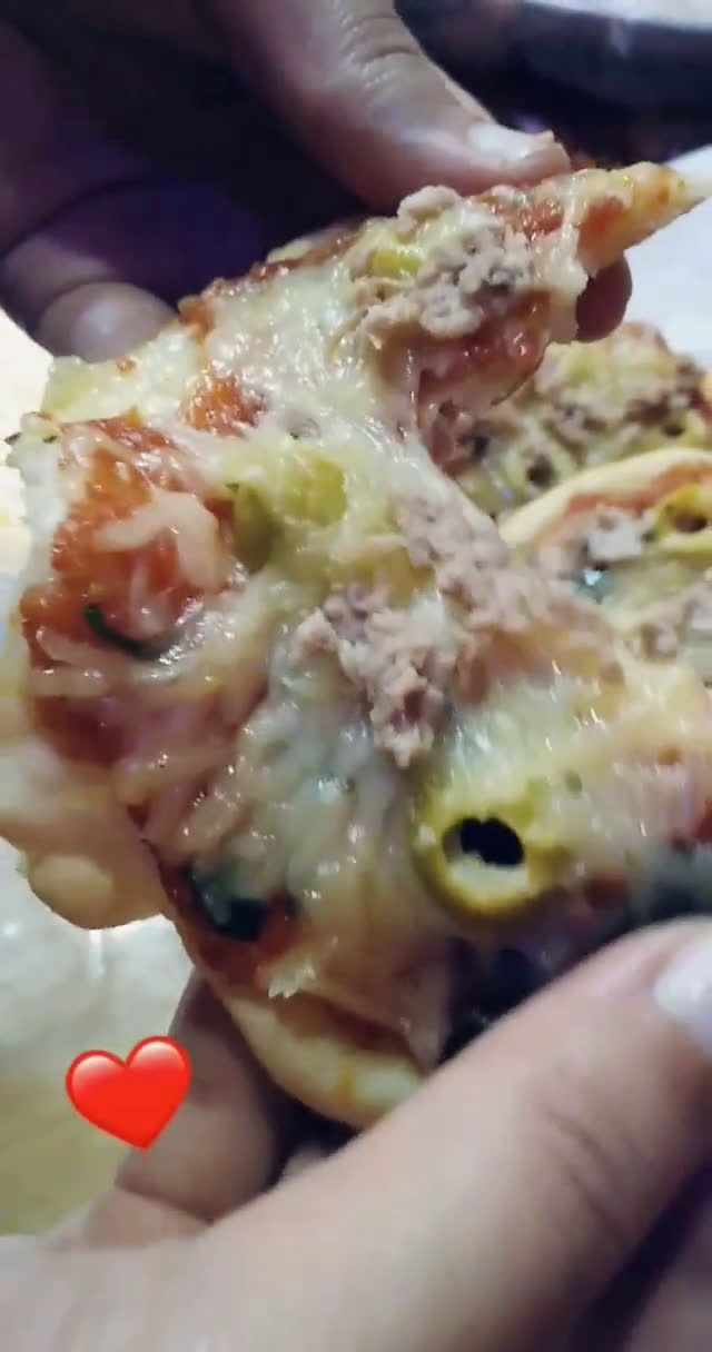صورة لخطوة 4 من وصفة ميني بيتزا مذاق خيالي 🤩